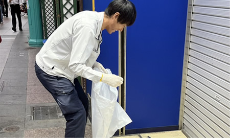 地域の皆様とともに、事業所周辺の清掃活動を行っています